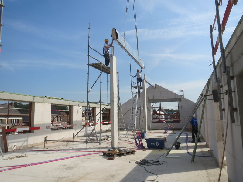 Werkman met balken voor opbouw dak